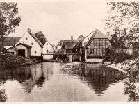Blick auf die Wassermühlen 1902 - Rückansicht Wassermühlenbereich (von links nach rechts): Mühle I, dann Brückenschlag (auch Huntewehr), dann Mühle II.
