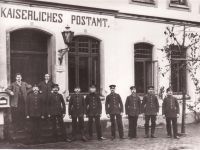 Postwesen in Wildeshausen um 1900 - Postboten in Uniform vor hiesigem "Kaiserlichen Postamt"